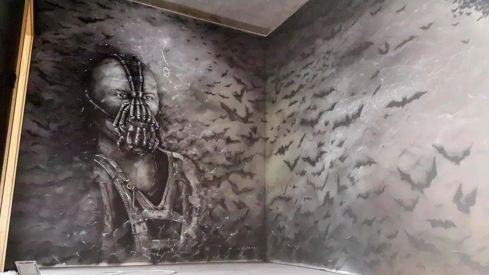 Mroczne malowidło ścienne wykonane na klatce schodowej, mural w czarno bieli