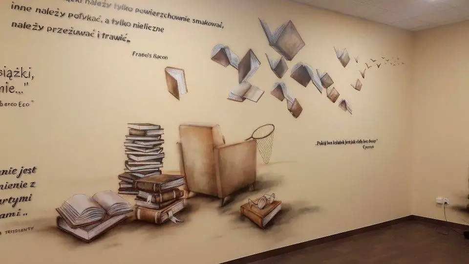 Malowanie surrealistycznego malowidła w sali polonistycznej, aranżacja klas i szkół, mural 3D w klasie