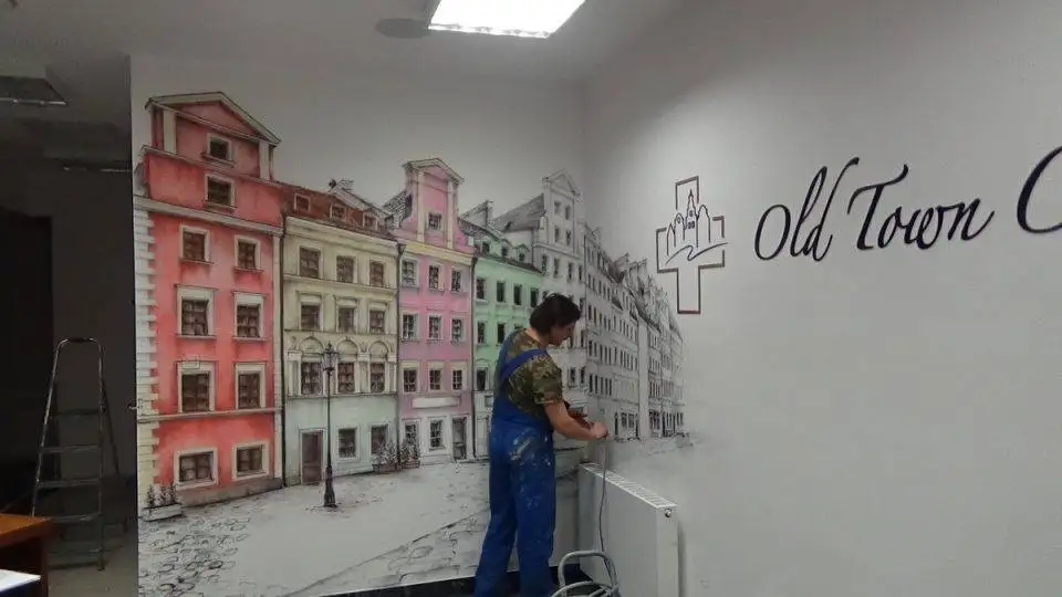Malowanie ścian w poczekalni przychodni, malowidło ścienne w klinice