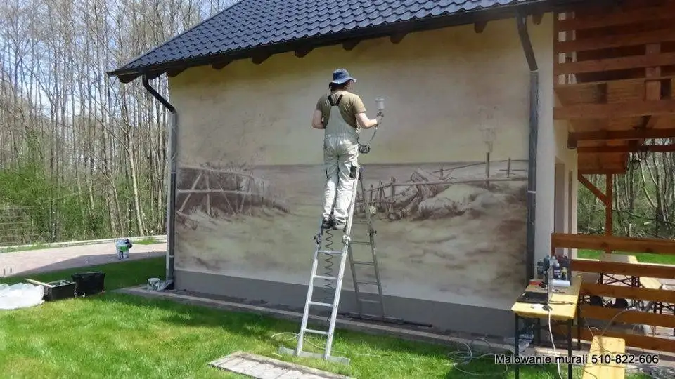 Malowanie obrazu na ścianie, aranżacja domków letniskowych