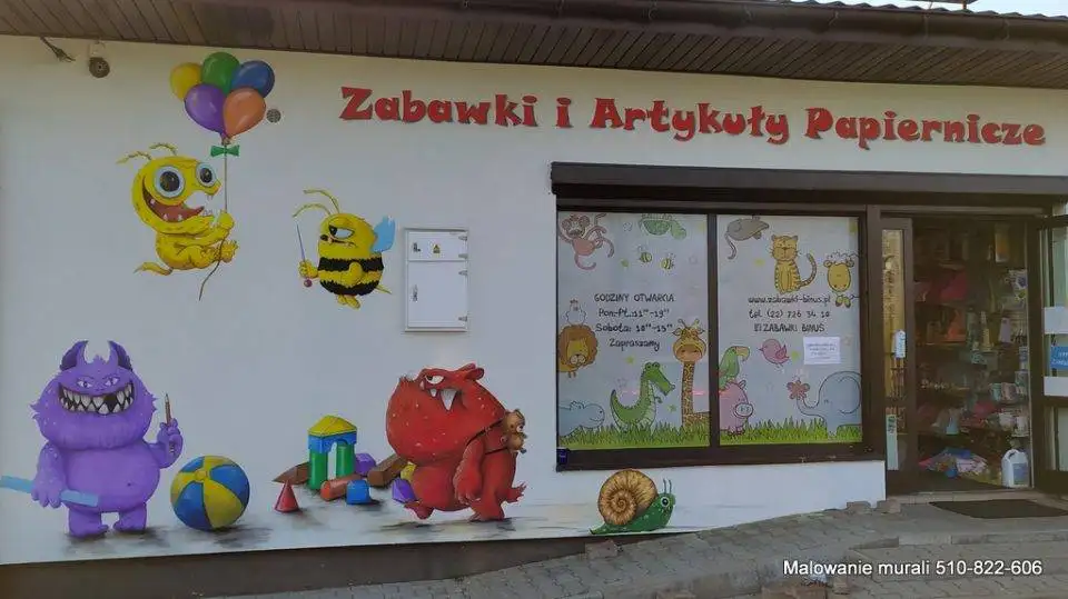 Malowanie sklepu zabawkowego, kolorowy mural na elewacji sklepu z zabawkami