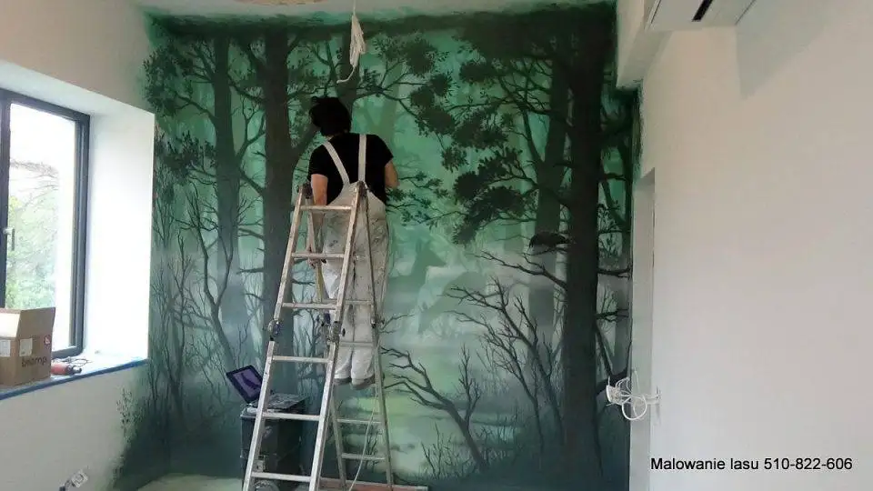 Ciekawy pomysł na ścianę w biurze, mural mroczny las