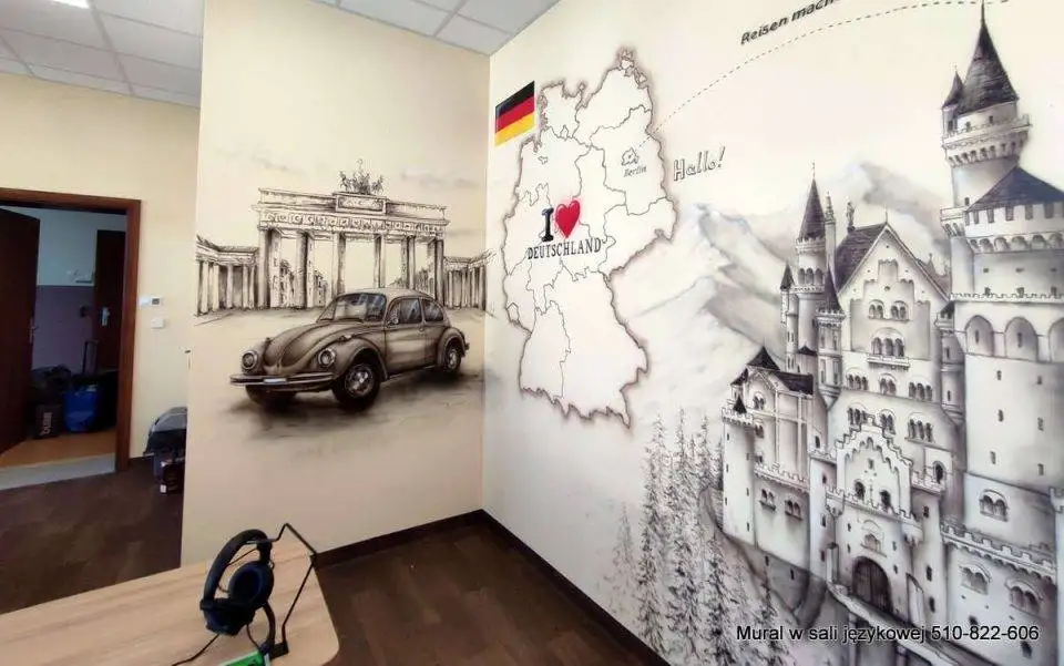 Artystyczne malowanie ściany w klasie językowej, mural 3D w sali językowej