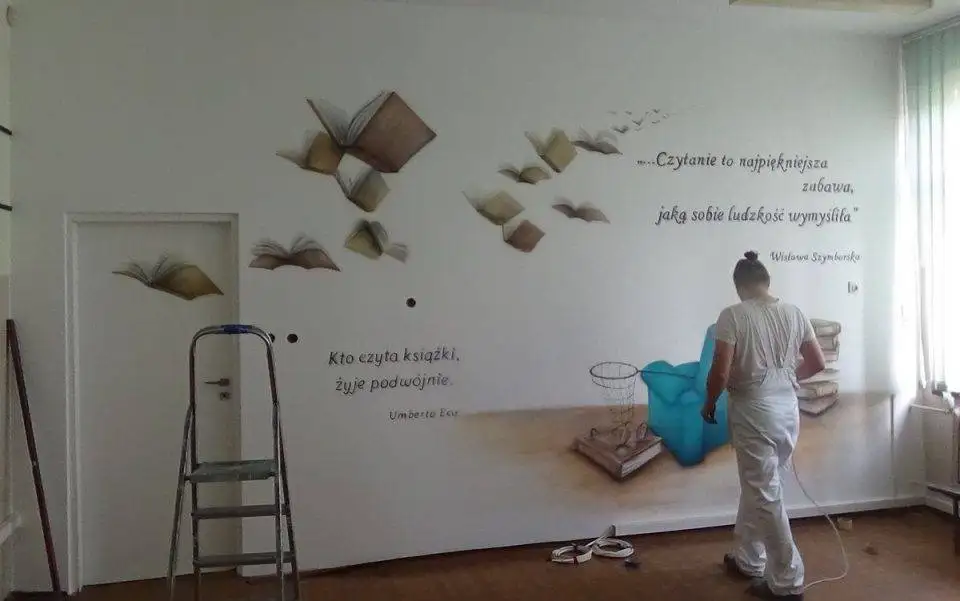Surrealistyczny mural w klasie polonistycznej, malowanie klasy w szkole, latające ksiazki, mural z przeslaniem