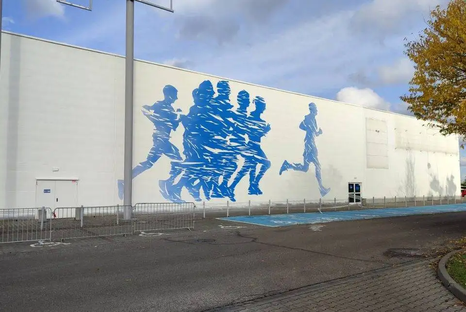 Mural decathlon Poznań, mural o tematyce sportowej promujący sport i zdrowy tryb życia