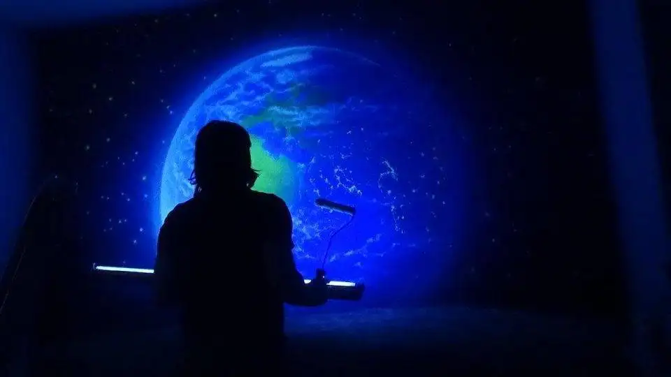 Mural Planeta Ziemia namalowana w ultrafiolecie